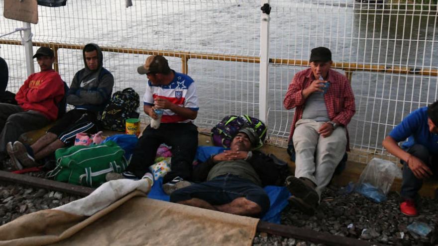 Migrantes hondureños descansan durante su camino a EEUU.