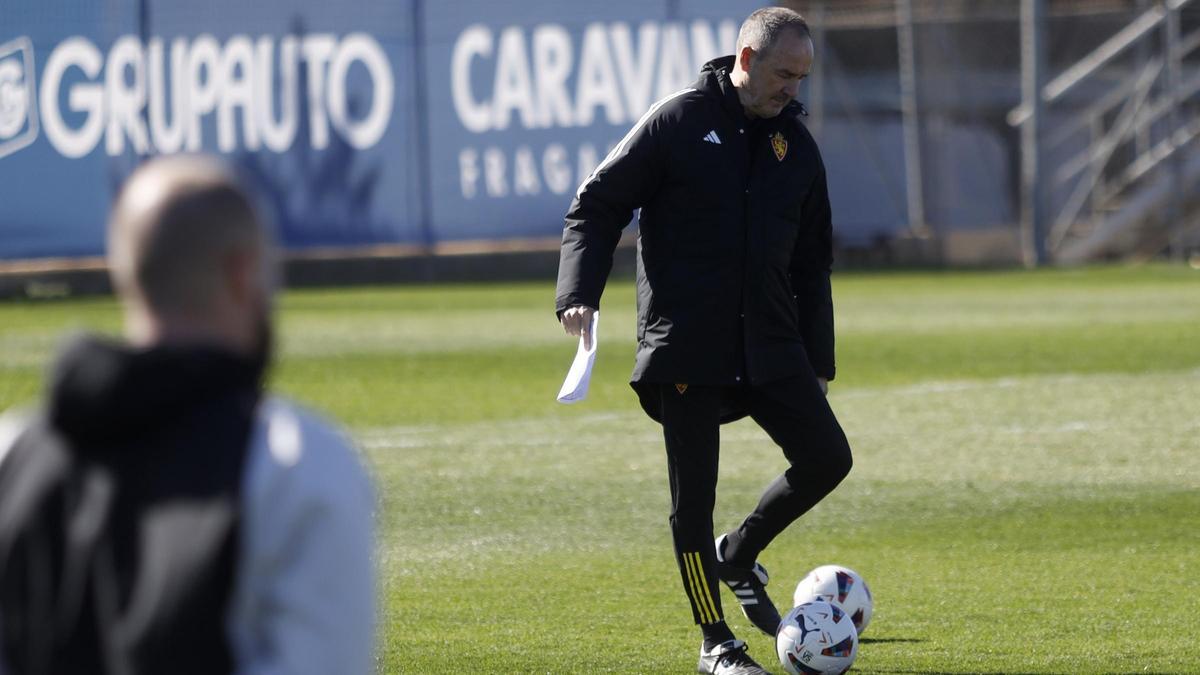 Víctor Fernández golpea un balón durante un entrenamiento.