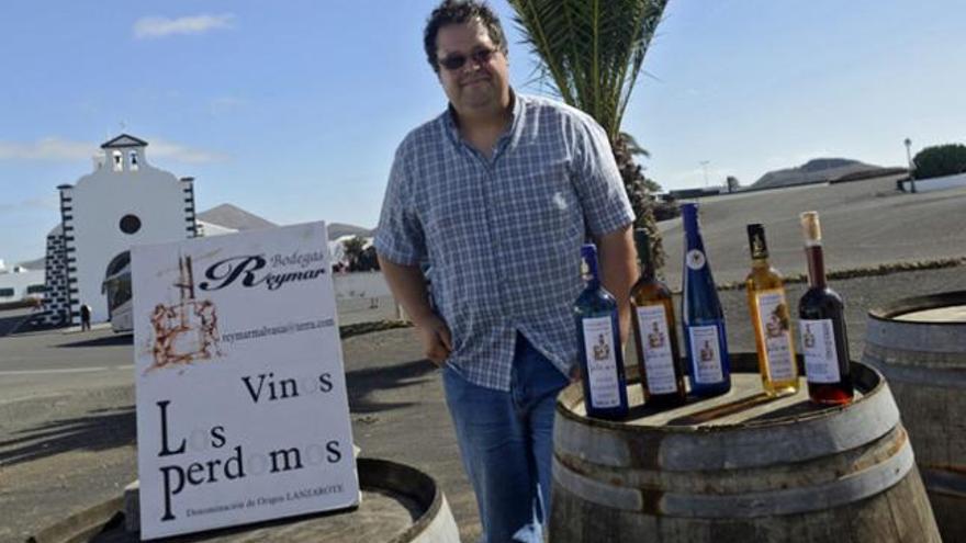 Francisco Perdomo Pérez, el pasado miércoles, junto a una selección de sus vinos en Bodegas Reymar, en Mancha Blanca. | javier fuentes