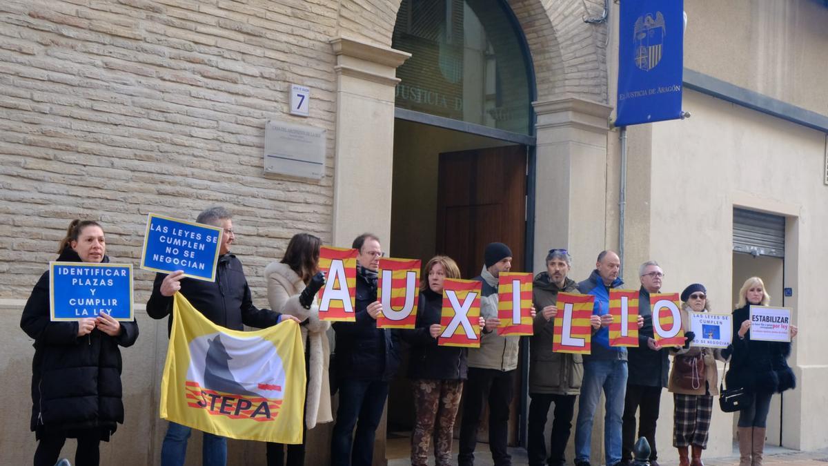 Protesta de Stepa ante la sede del Justicia de Aragón.