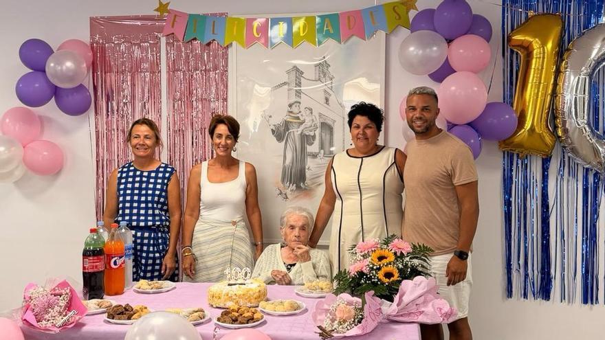 Felisa Navarro Araña celebra sus 100 años y se convierte en nueva vecina centenaria de Mogán