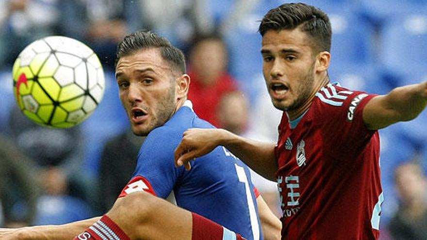 Lucas Pérez disputa un balón con Diego Reyes.