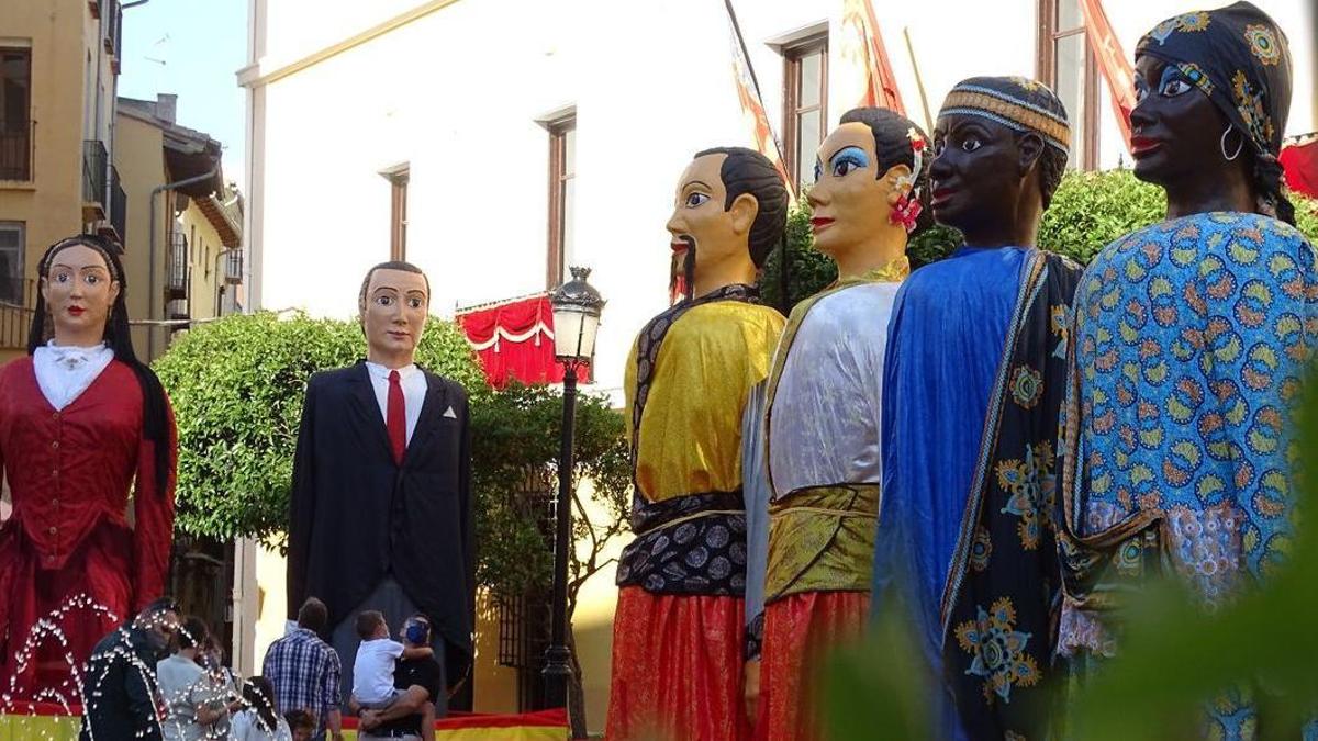 Estos son los Gigantes y Cabezudos de la fiesta tradicional de Segorbe.