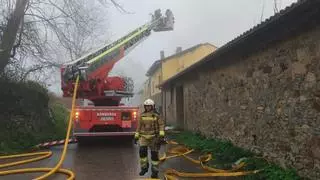 Un incendio arrasa dos viviendas en San Esteban de las Cruces (Oviedo) y amenaza a una tercera