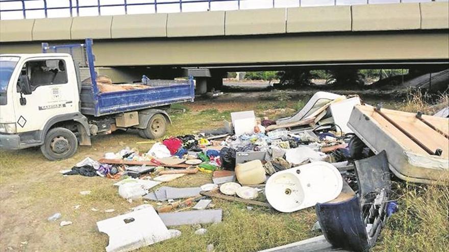 La Policía Rural investiga un vertido importante de residuos y muebles