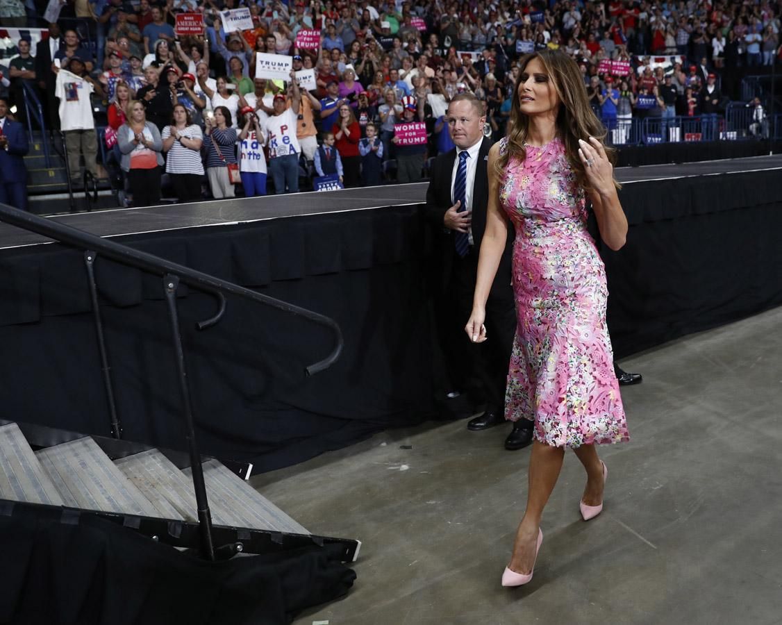 Melania Trump con vestido de Monique Lhuillier