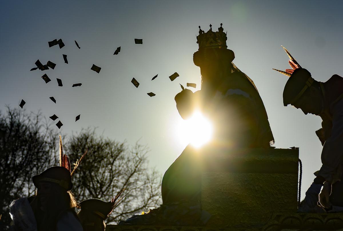 El Rey Melchor en la cabalgata de los Reyes Magos de Sevilla.