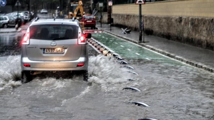 Agua acumulada por la lluvia en el casco urbano de Alcoy, esta mañana.