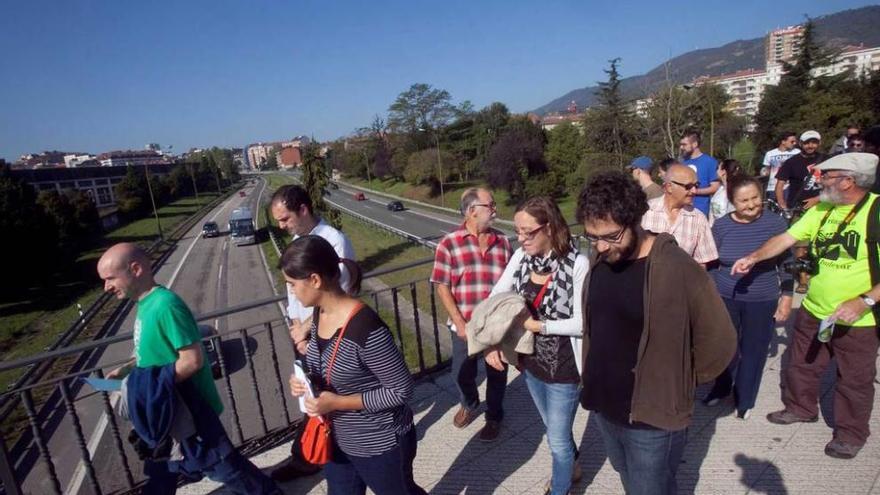 Los participantes en la ruta organizada por la plataforma &quot;Imagina un bulevar&quot;, en el puente Ángel Cañedo.