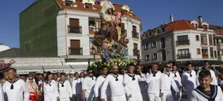 Vilanova honra a la Virxe do Carme con tradición y música de Milladoiro