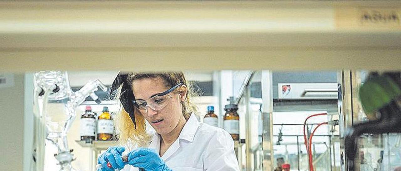 La investigadora Yaiza Pérez, en el laboratorio de química del IPNA.
