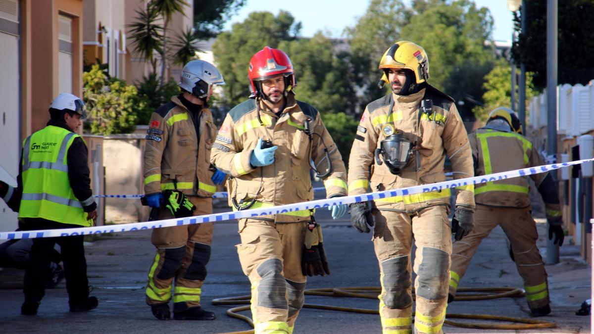 Bombers de la Generalitat actuando ante un incendio.