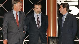 Felipe González y José María Aznar, junto a Manuel Campo, moderador del debate cara a cara entre los candidatos a la presidencia del Gobierno en el 1993.