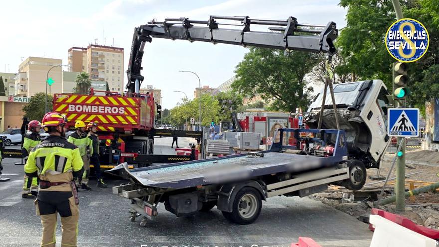 Una veintena de heridos en un accidente entre un autobús de Tussam y una grúa junto al Palacio de Deportes de San Pablo