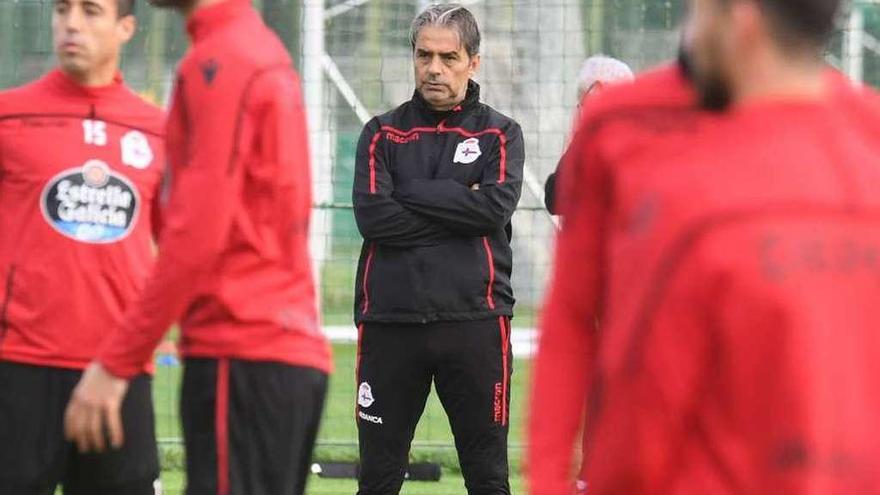 Natxo González observa a sus jugadores durante un entrenamiento.