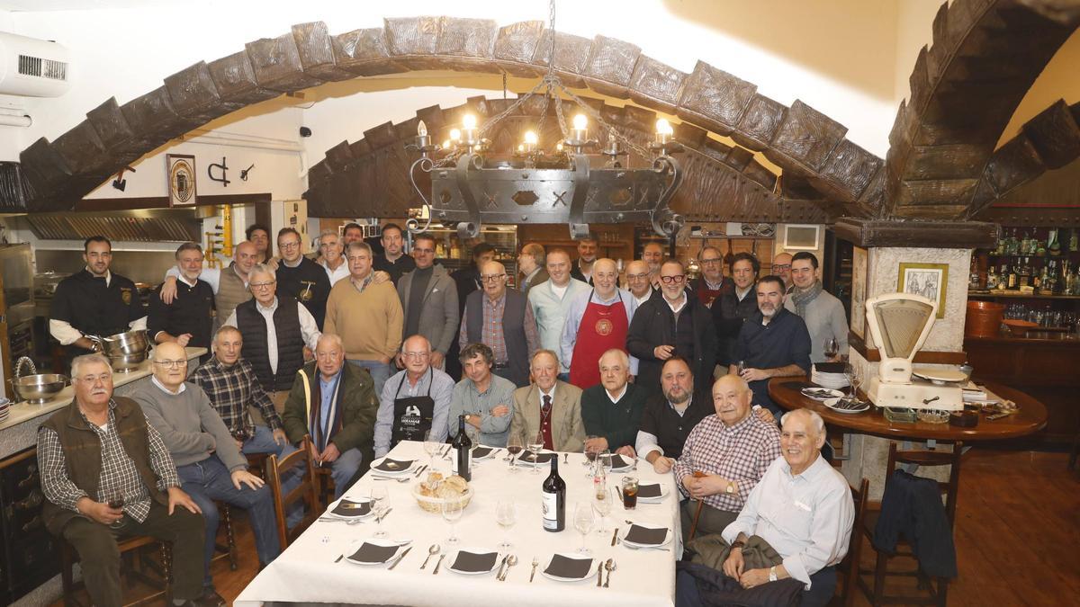 Los socios de «El Rinconín» posan en una foto de familia antes de empezar a comer.