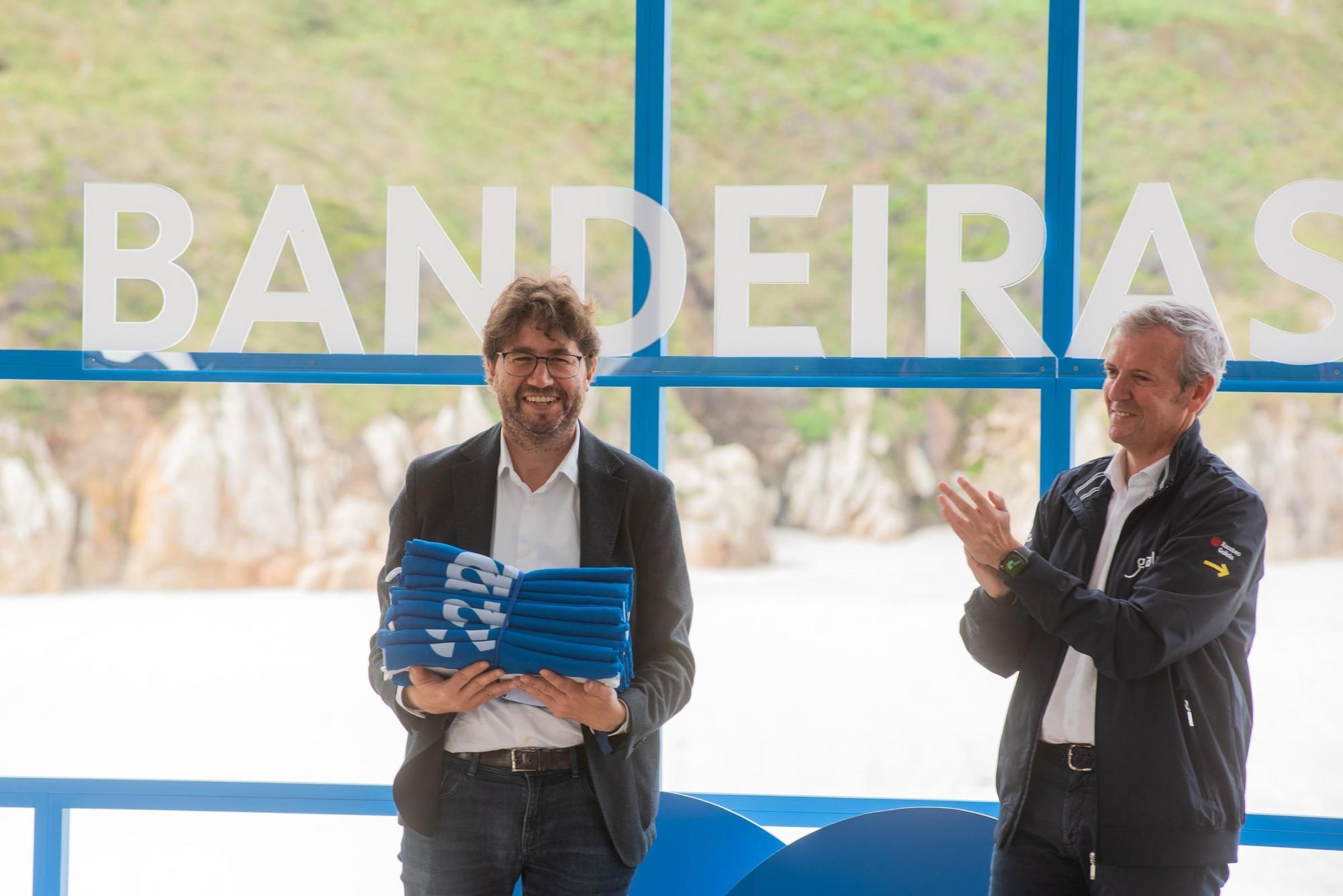 Las banderas azules de A Coruña y toda Galicia se reparten en la playa de Valcovo