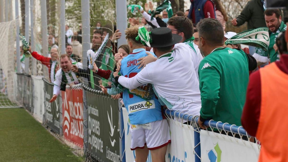 Simo Bouzaidi celebra su tanto junto a los aficionados blanquiverdes en el Emilio Macarro.