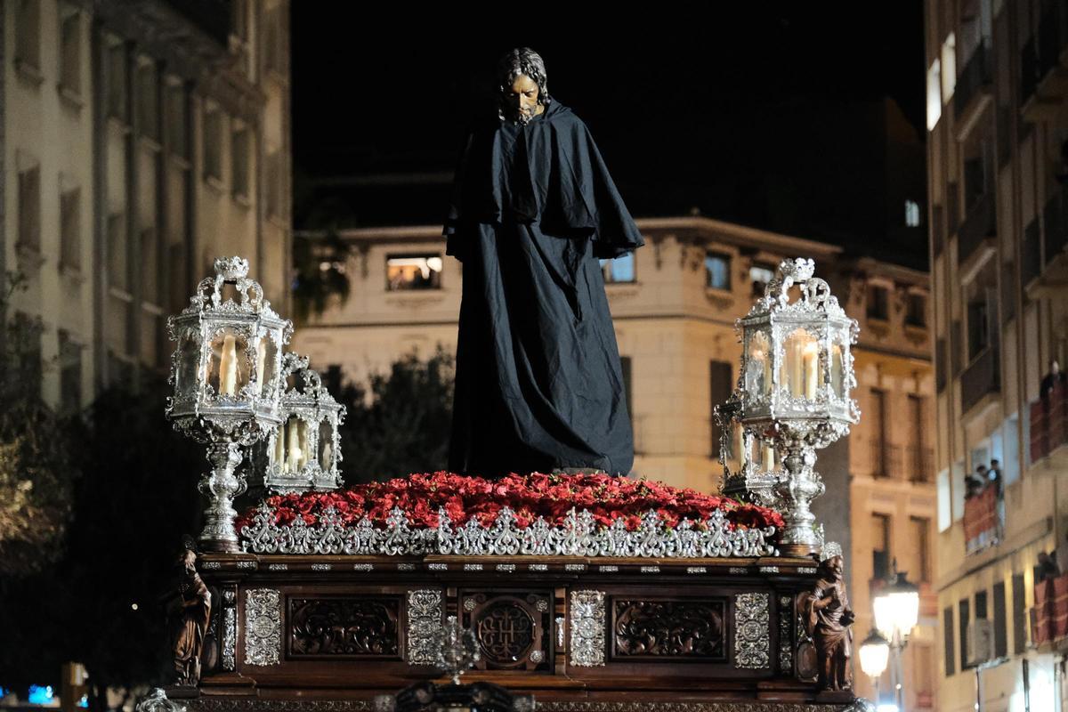 El Cristo de la Humillación, protegido con un capote impermeable aún en Atarazanas.