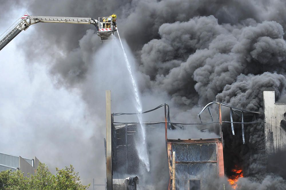 El fuego arrasa una nave con caucho en Crevillent