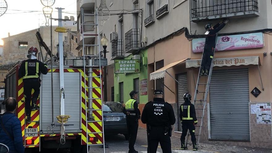 Se desploma parte de una cornisa en Cieza.