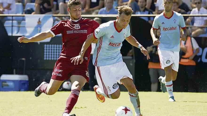 Drazic conduce el balón ante un jugador del Pontevedra, con Brais Méndez al fondo. // Cristina Graña