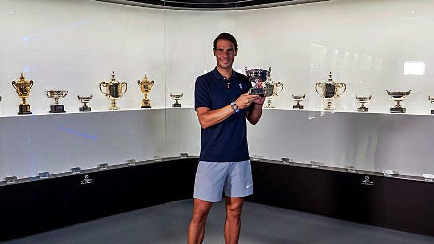 Rafa Nadal, con su último trofeo de Roland Garros en su museo de Manacor
