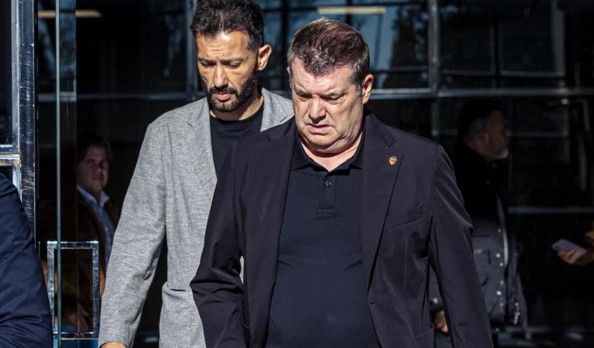 Carlos Corberán, y delante el CEO de Fútbol, Ron Gourlay