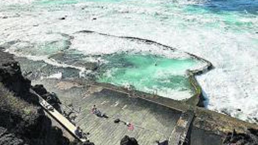 El Hierro. Charco de la Maceta Ubicado en Las Puntas, Frontera. Este es un gran charco mixto de rebosadero formado por tres vasos, uno de ellos –el más pequeño–, tiene menos fondo y suelen utilizarlo los niños. Permite el baño en pleamar con mal tiempo, y es una de las zonas más utilizadas por los isleños.