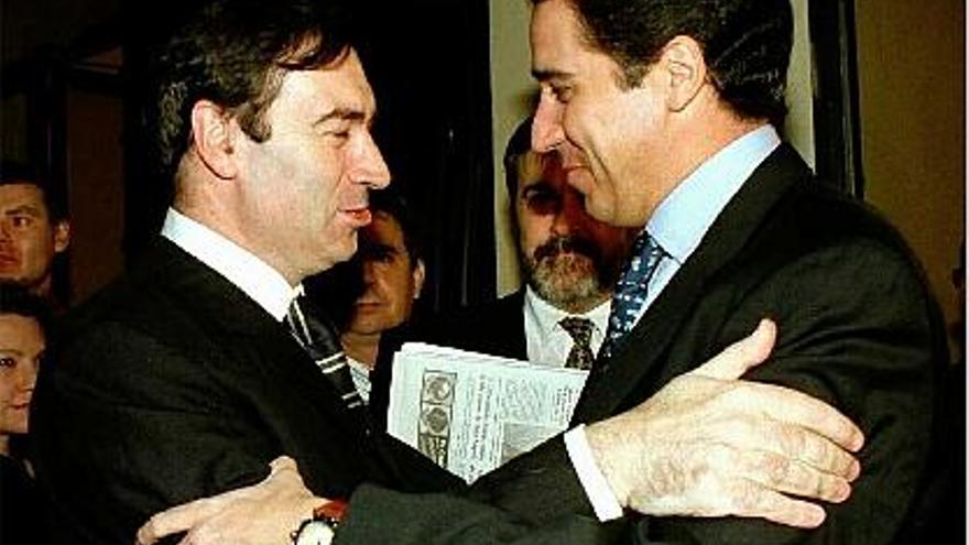 Pedro J. Ramírez y Zaplana se saludan en un acto en 1997.