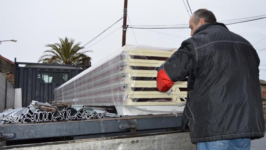 Colocación de los paneles en el tejado de la vivienda de Vilanova afectada por un incendio