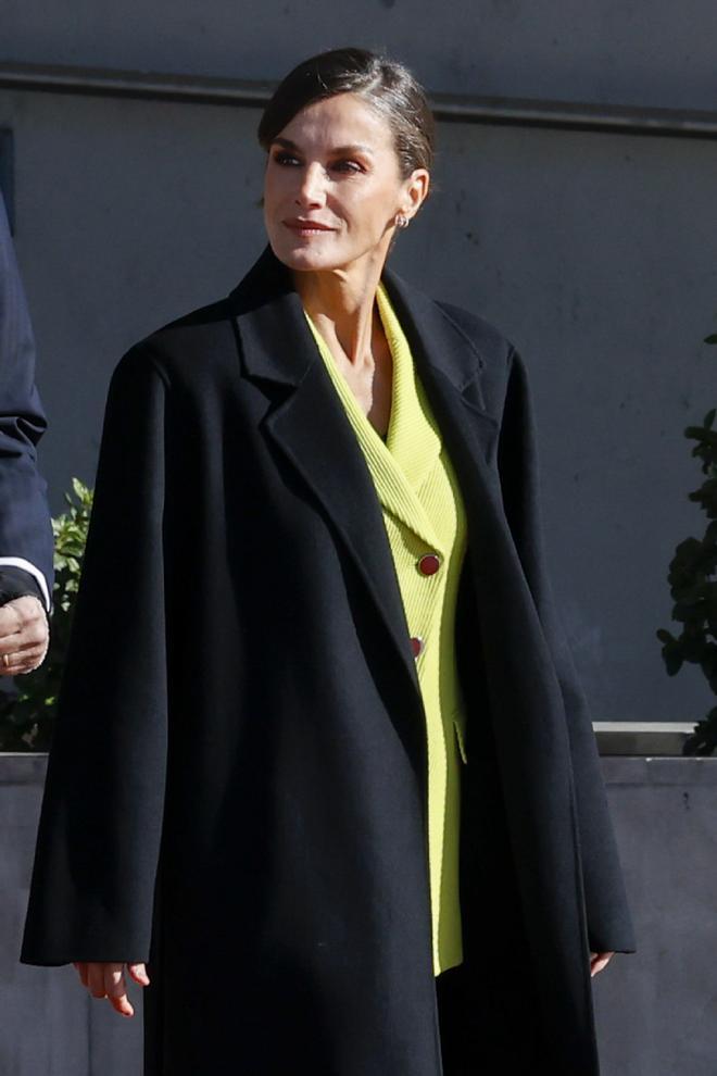 La reina Letizia, con abrigo negro de Carolina Herrera y chaqueta verde pistacho