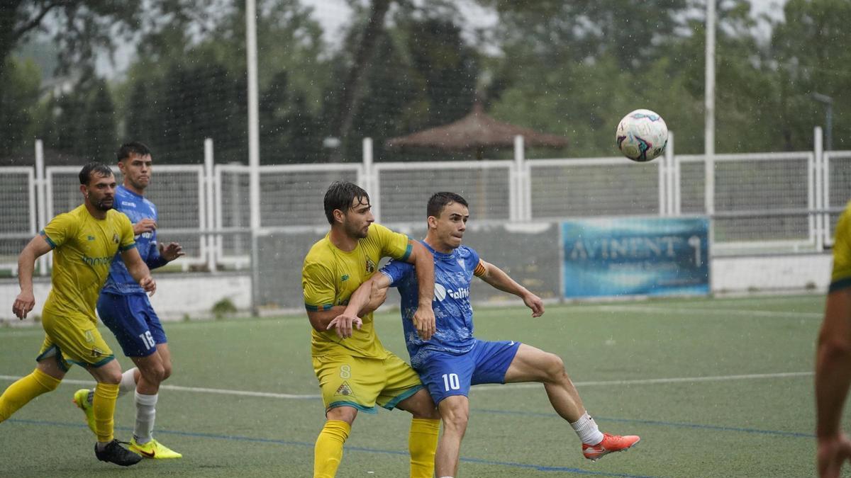 Franc Samaniego protegeix la pilota sota la forta pluja