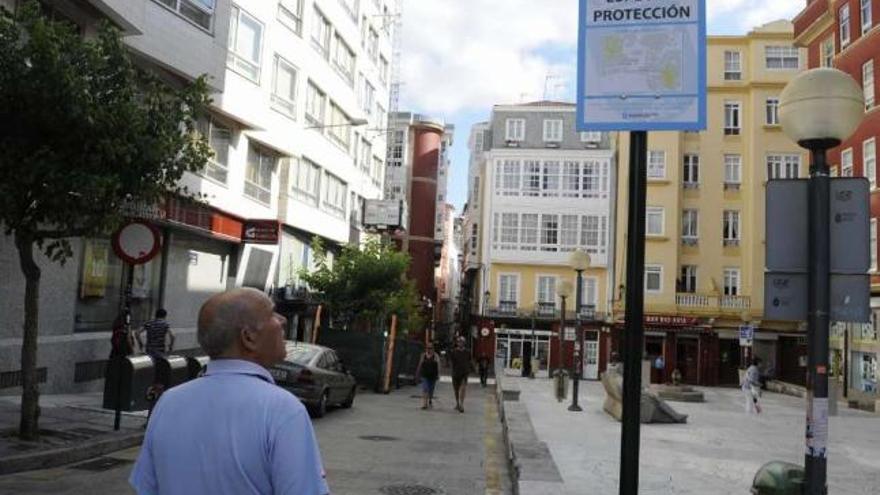 Cartel que indica la designación de la plaza del Humor como zona de especial protección. / víctor echave