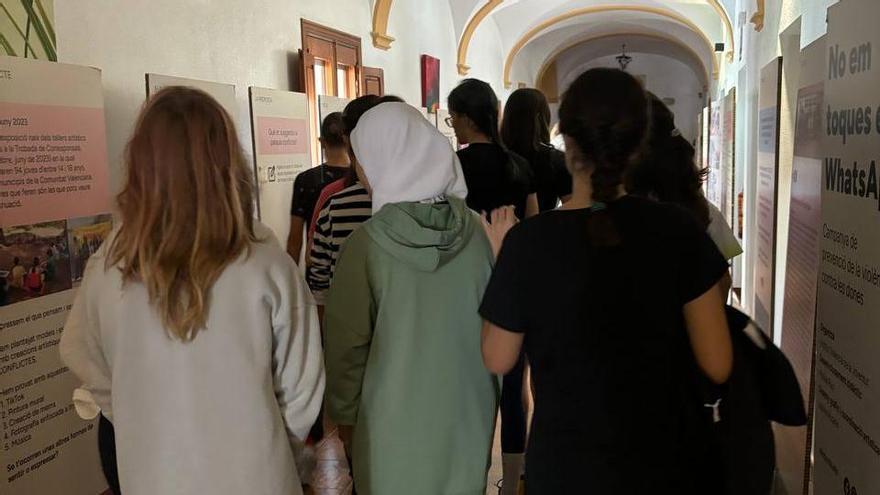 Estudiantes de Pego analizan la sobreexposición en redes sociales para detectar violencia de género