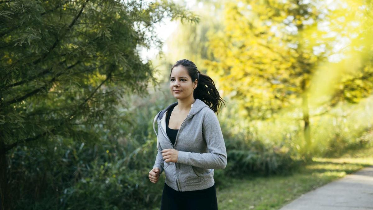 Se recomiendan al menos 150 minutos de ejercicio físico moderado, adaptado a la edad y condición física de cada mujer.