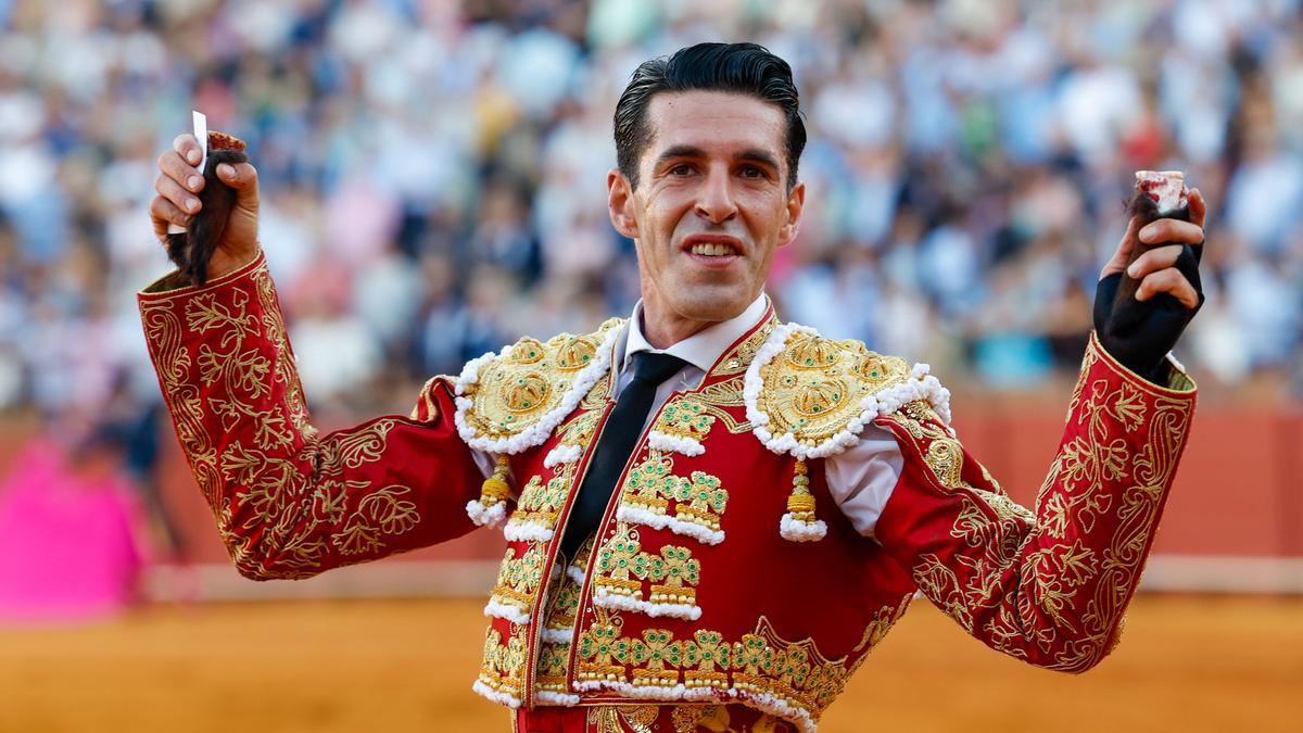 SEVILLA, 27/09/2024.- El diestro Alejandro Talavante tras la lidia al primero de los de su lote, durante la primera de la Feria de San Miguel que se celebra este viernes en la plaza de toros de la Maestranza, en Sevilla. EFE/Julio Muñoz