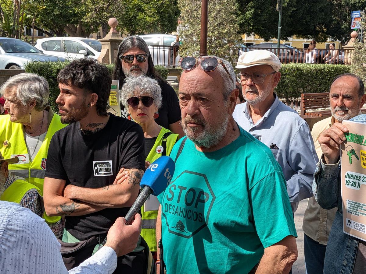 Paco Morote, junto a Jorge Fernández (i.) y Pedro Jesús Martínez (detrás), este martes.