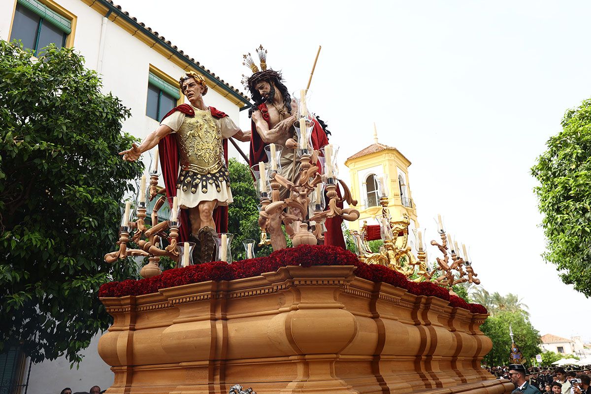 La salida procesional de la Presentación al pueblo de Jesús de los Afligidos, en imágenes