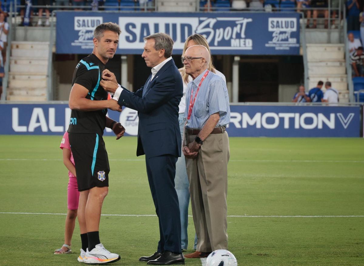 Felipe Miñambres le coloca a Aitor Sanz la Insignia de Oro y Brillantes del CD Tenerife.
