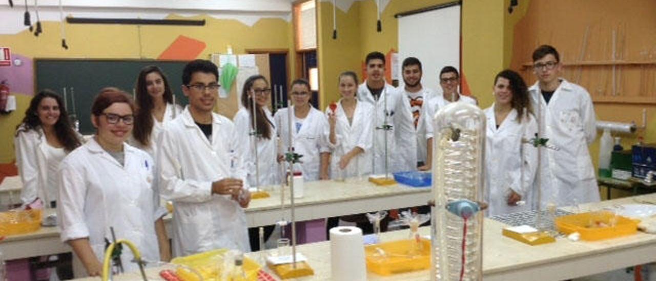 Alumnos del IES Doramas en el laboratorio donde desarrollaron el proyecto sobre el petróleo.