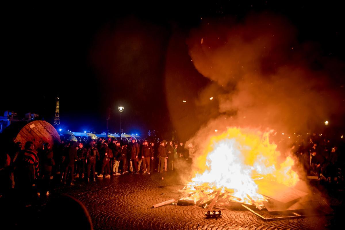 Detenidas 200 personas en París tras una noche de disturbios contra la reforma de las pensiones de Macron