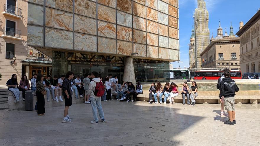 Los alumnos del IES Ítaca de Zaragoza se convierten en guías turísticos y muestran el lado financiero de la ciudad