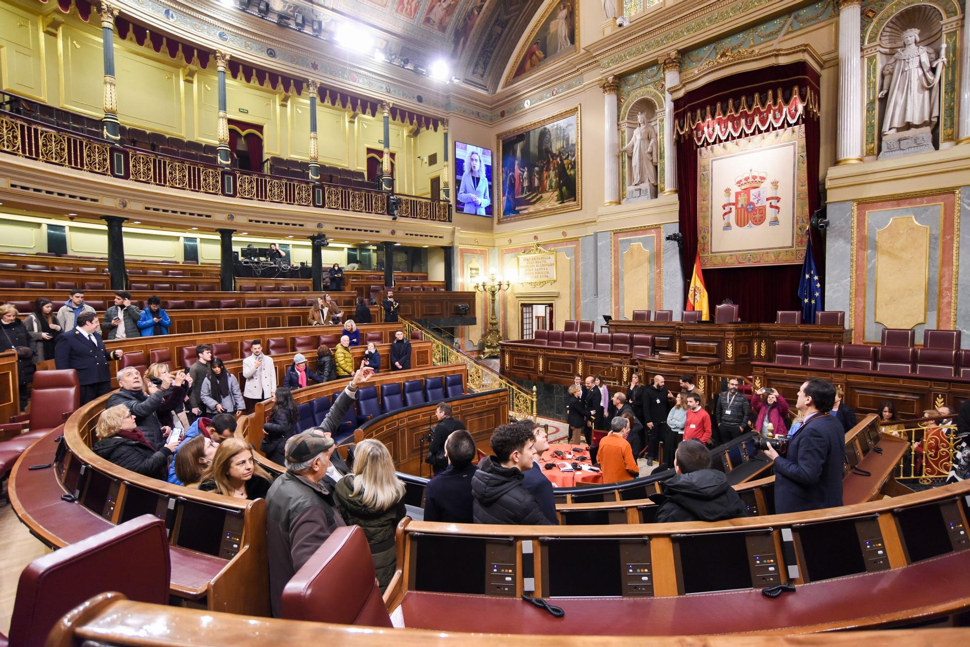 Un grupo de personas en el hemiciclo del Congreso de los Diputados en las 25ª Jornadas de Puertas Abiertas.