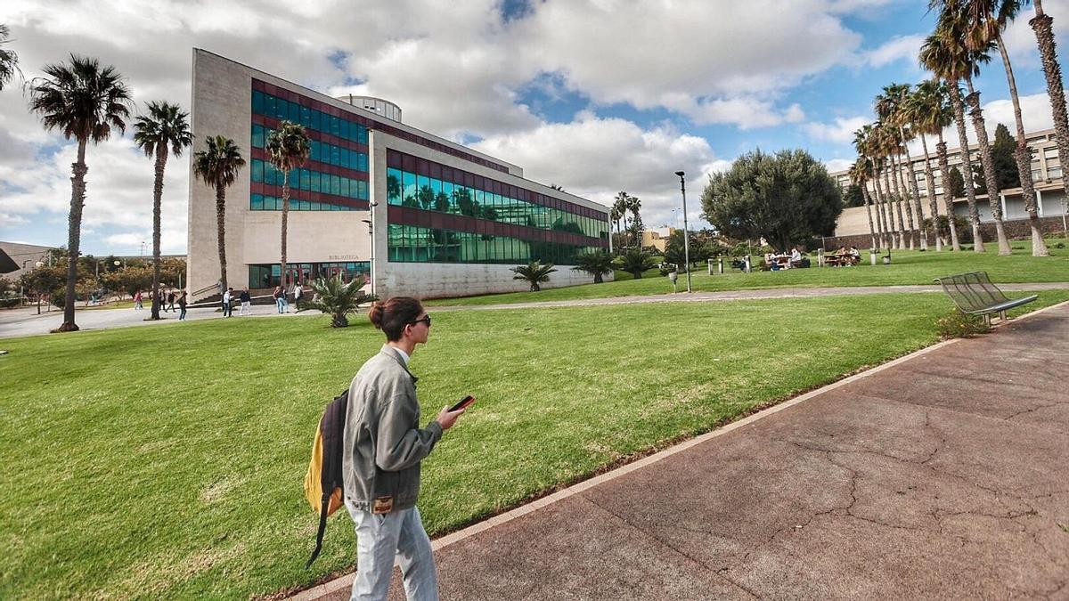 Una estudiante transita por el campus de Guajara, de la Universidad de La Laguna.