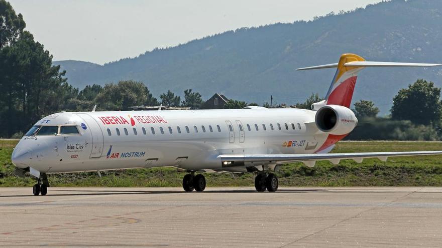 Un avión de Air Nostrum en Vigo. // M. G. Brea