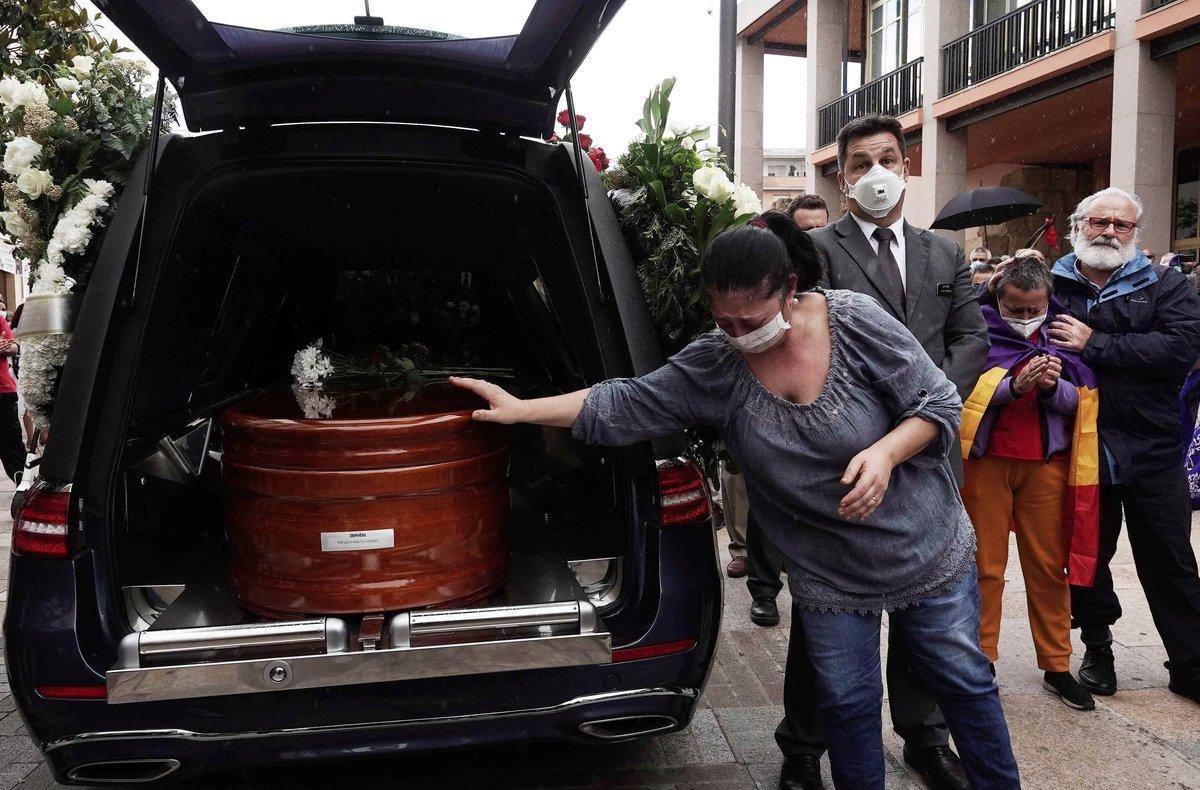 GRAF6815. CÓRDOBA, 17/05/2020.- Un coche fúnebre traslada el féretro con los restos mortales de Julio Anguita, líder histórico de IU fallecido ayer sábado en Córdoba tras no superar un problema cardiorrespiratorio, tras la capilla ardiente instalada en el Ayuntamiento de la ciudad andaluza de la que fue primer alcalde, tras la constitución de las corporaciones locales en la democracia hace 40 años. EFE/Rafa Alcaide