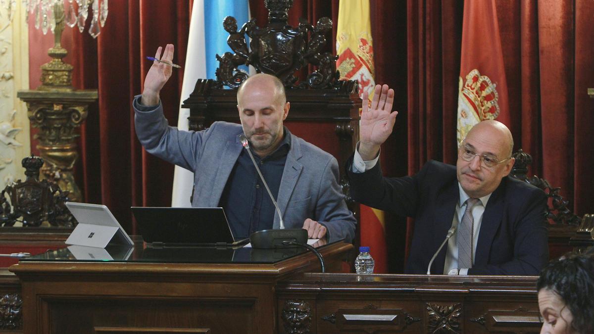Jácome y Armando Ojea en un pleno celebrado en Ourense en marzo.
