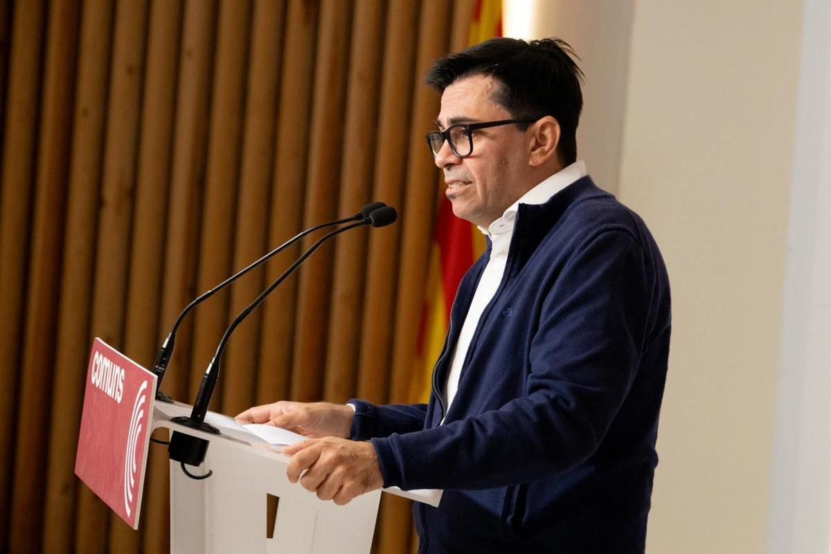 El portavoz dels Comuns, Gerardo Pisarello, en rueda de prensa.