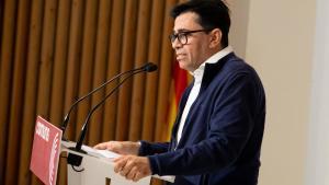 El portavoz dels Comuns, Gerardo Pisarello, en rueda de prensa.